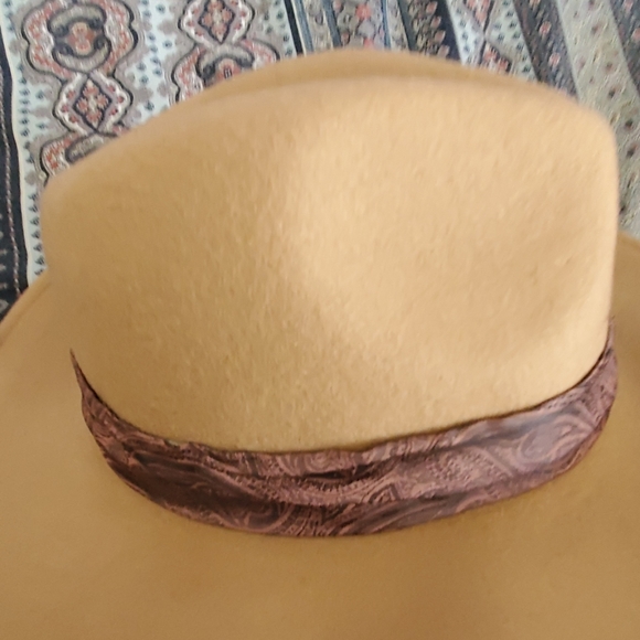 Broad Rim Hat - Picture 6 of 7